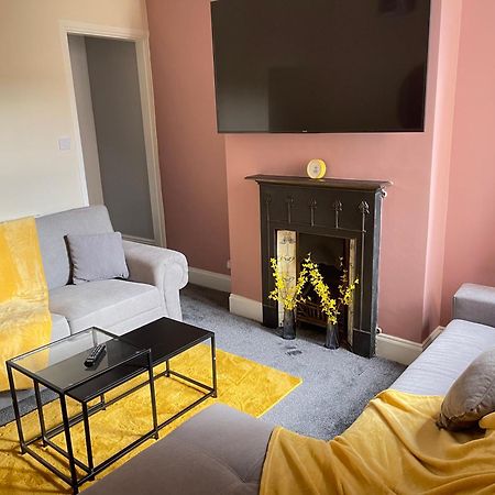 Hometel Digs Morden Comfy Home Can Sleep 11 Leicester Exterior foto