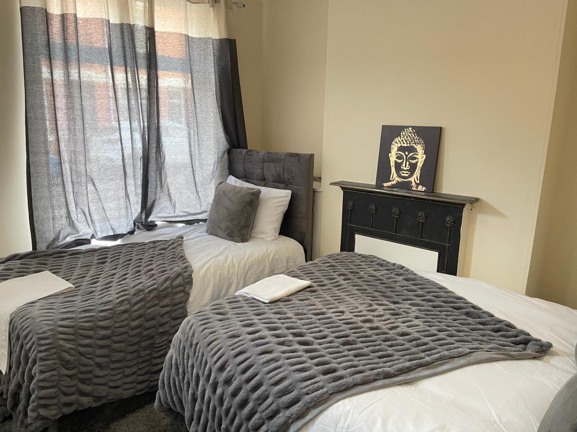 Hometel Digs Morden Comfy Home Can Sleep 11 Leicester Exterior foto